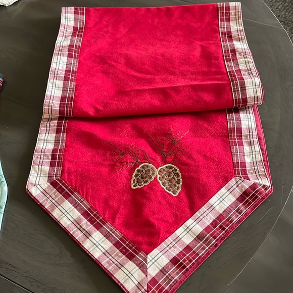 Holiday table runner. - Picture 1 of 2